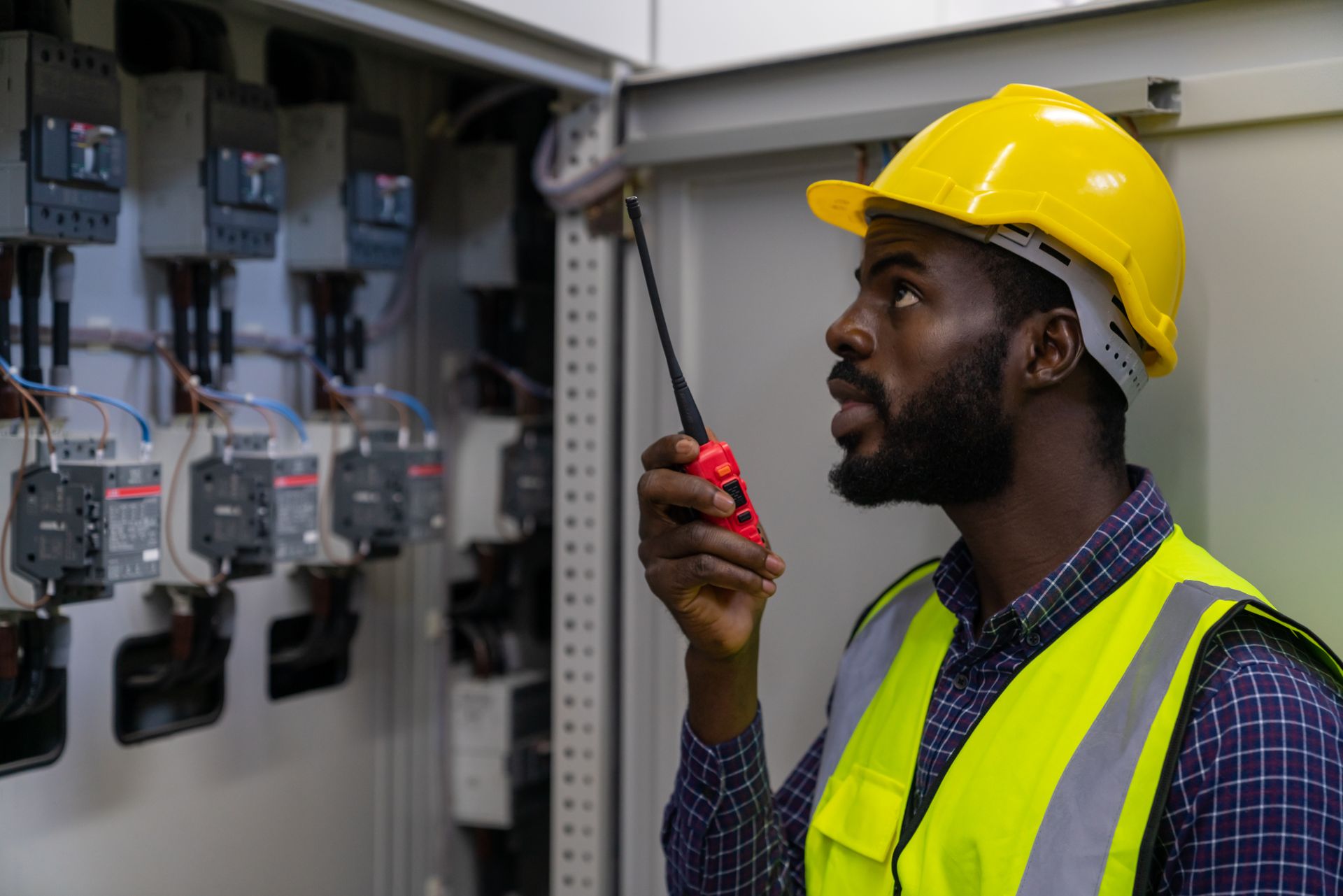 Ingénieur dans une salle électrique