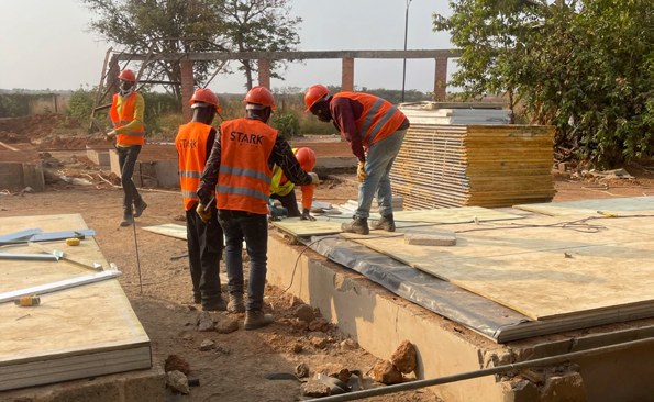 Équipe STARK posant des panneaux sur chantier