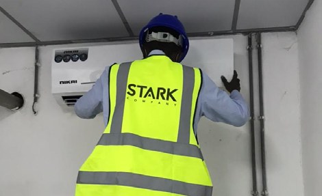 Technicien STARK installant une climatisation
